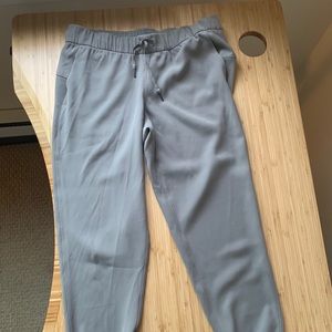 On the Fly Joggers 28” Woven in Grey Sage